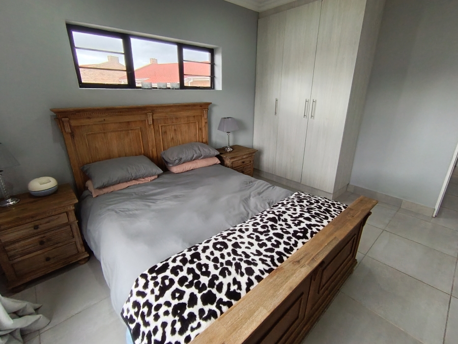 4 Bedroom Property for Sale in Wavecrest Eastern Cape